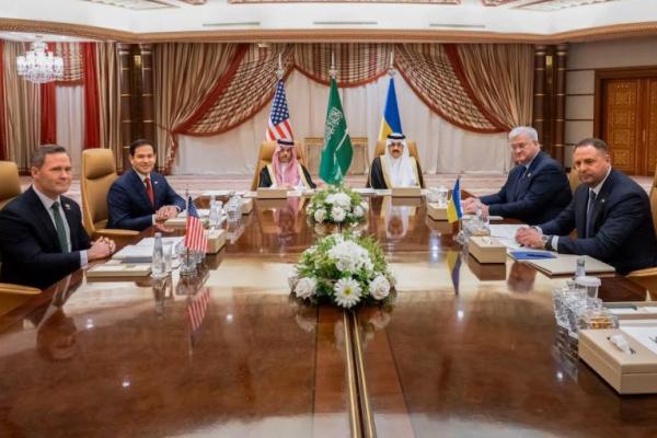 Menlu AS Marco Rubio, Menlu Ukraina Andrii Sybiha, serta pejabat lainnya saat pertemuan di hadapan Menlu Saudi Faisal bin Farhan dan Penasihat Keamanan Nasional Mosaad bin Mohammad Al-Aiban, di Jeddah, Arab Saudi, 11 Maret 2025. Foto via REUTERS 