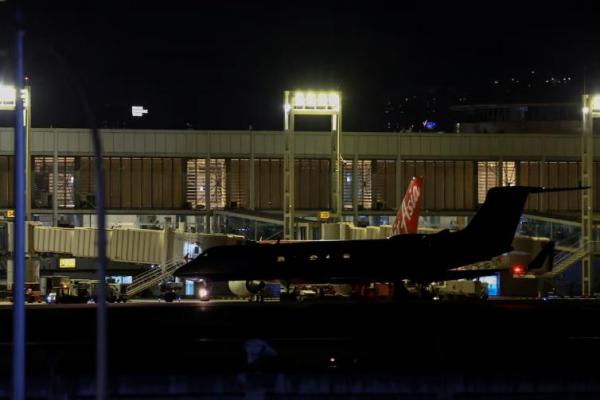 Sebuah pesawat sewaan dengan mantan Presiden Filipina Rodrigo Duterte di dalamnya berangkat dari Pangkalan Udara Villamor, di Kota Pasay, Metro Manila, Filipina, 11 Maret 2025. REUTERS 