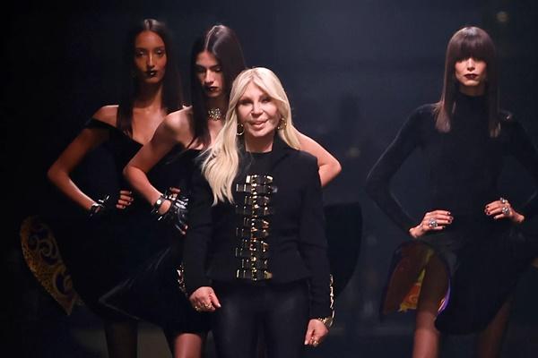 Donatella Mundur dari Versace, Inilah Era Baru Paling Menentukan Dunia Mode