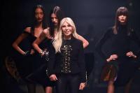 Perancang busana Donatella Versace melambaikan landasan pacu di peragaan busana Versace selama Milan Fashion Week - Pakaian Wanita Musim Gugur/Dingin. (FOTO: GETTY IMAGE)