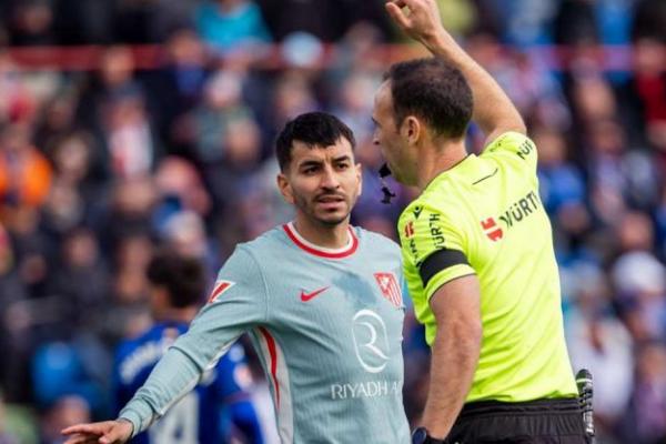 Penyerang Atletico Madrid Angel Correa bersitegang dengan wasit. Foto: borneotribun 