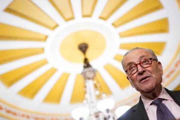 Pemimpin Minoritas Senat Chuck Schumer berbicara dengan wartawan di Capitol Hill di Washington, AS, 25 Februari 2025. REUTERS 