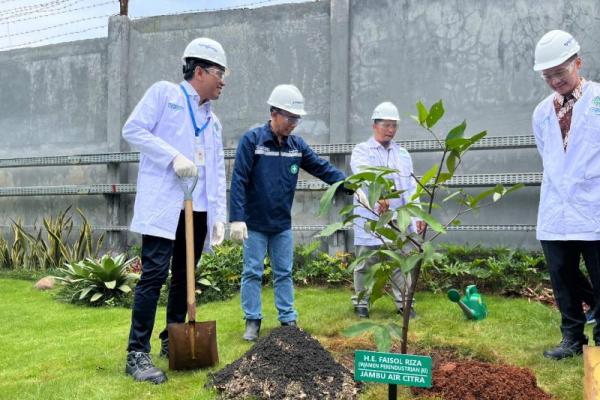 Wamenperin Faisol Riza saat mengunjungi pabrik Syngenta Indonesia di Kabupaten Bogor, Jawa Barat (Foto: Ist) 