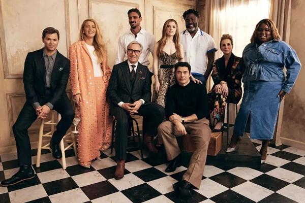 Andrew Rannells, Blake Lively, Michele Marrone, Paul Feig, Anna Kendrick, Henry Golding, Bashir Salahuddin, Elizabeth Perkins dan Alex Newell berpose untuk foto bersama di SXSW. (FOTO: GETTY IMAGE) 