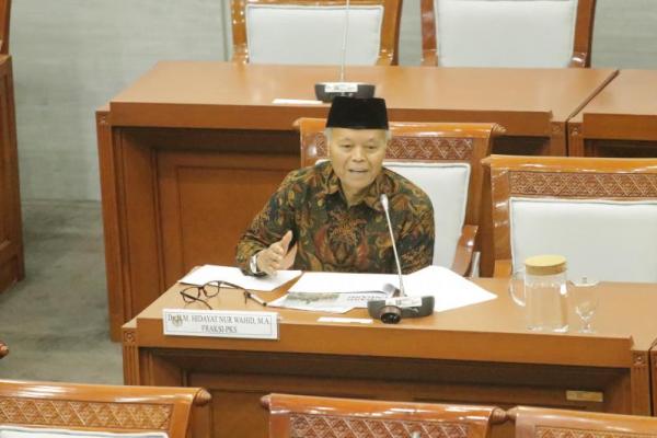 Wakil Ketua MPR-RI sekaligus Anggota DPR-RI Komisi VIII yang membidangi urusan agama, Hidayat Nur Wahid (HNW) dalam rapat kerja antara Menteri Agama, Kepala Badan Haji dengan Komisi VIII DPR-RI, Rabu (Foto: Humas MPR) 