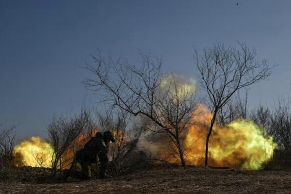 Anggota Batalyon Tujuan Khusus Kepolisian Nasional menembakkan howitzer D-30 ke arah pasukan Rusia di wilayah Zaporizhzhia, Ukraina, 7 Maret 2025. REUTERS 