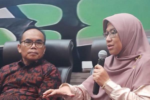 Anggota Komisi X DPR RI ledia Hanifa (kanan) dan Komisioner Komisi Perlindungan Anak Indonesia (KPAI) Kawiyan. Foto: kwp/katakini 