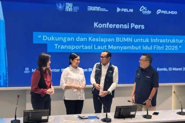 Direktur Utama ASDP Indonesia Ferry Heru Widodo (dua dari kanan) saat jumpa pers angkutan lebaran 1446 H/2025 di Jakarta, Kamis (13/3/2025). Foto: asdp/katakini 