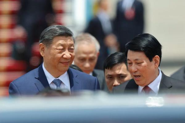 Presiden Tiongkok Xi Jinping berbicara dengan Presiden Vietnam Luong Cuong, di Bandara Internasional Noi Bai, Hanoi, Vietnam, 14 April 2025. REUTERS 