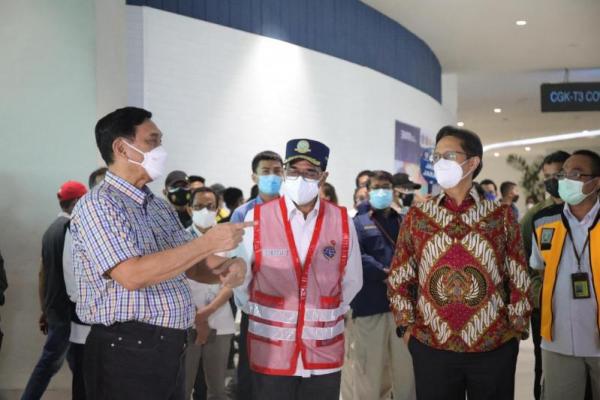 Kunjungi Sentra Vaksinasi Bandara Soetta, Menko Luhut: Ini Demi Keselamatan Banyak Orang