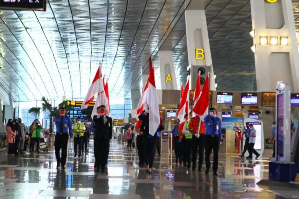 Pengunjung dan Pegawai Bandara AP II Serentak Ikuti Detik-Detik Proklamasi