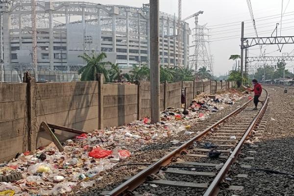 Warga Kampung Bayam Diminta Tak Dirikan Rumah Bedeng di Pinggri Rel