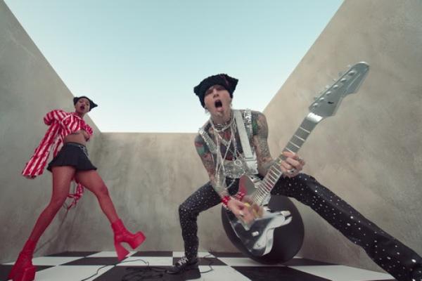 Machine Gun Kelly dan Willow Smith Rilis Single Emo Girl