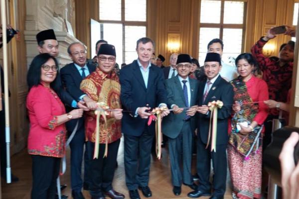 Ahmad Basarah Resmikan Pameran Foto Bung Karno di Paris