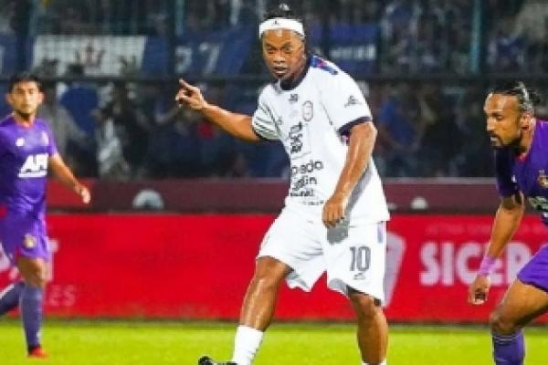 Bermain 30 Menit, Ronaldinho Beri Suguhan Menarik di Laga Trofeo