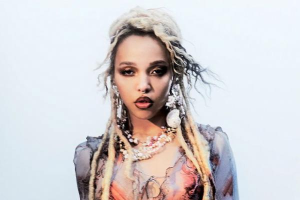 FKA twigs Rilis Video Musik Killer, Tampilkan Aktor Seksi Aron Piper