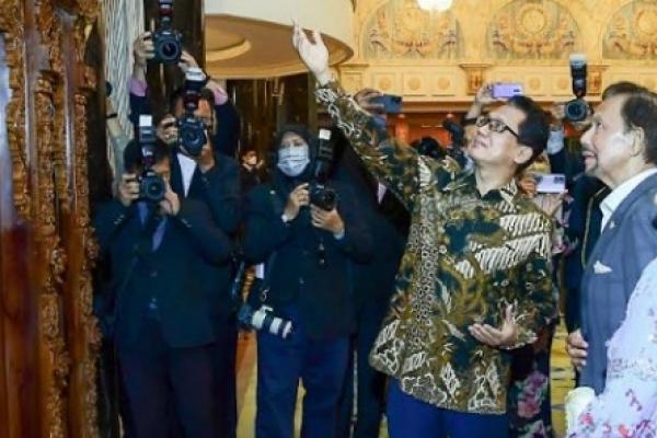 Sultan Hassanal Bolkiah Ulang Tahun Duta Besar Kirim Hadiah Gebyok 