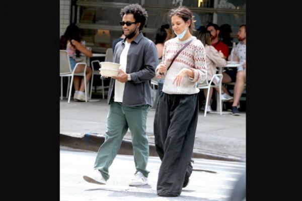 Gaya Bersahaja Katie Holmes Kenakan Jumper Rajut Sambut Musim Gugur