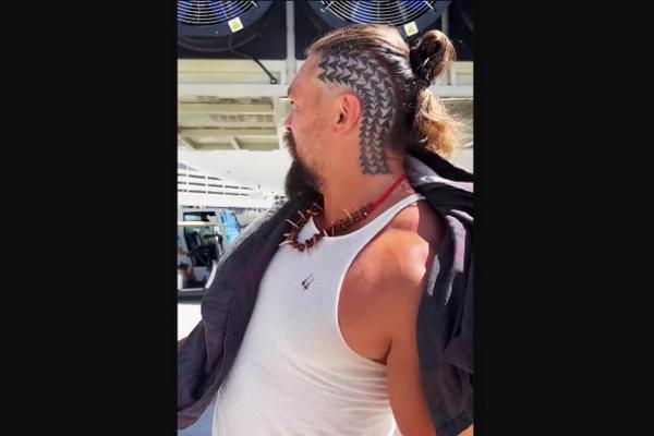 Cukur Rambut Gondrongnya, Jason Momoa Pamer Tato Baru di Kepala