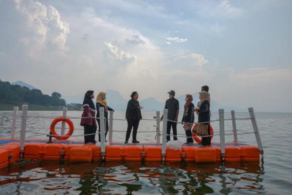 Tebar Benih Ikan, Puan Berharap Waduk Jatiluhur Bermanfaat bagi Masyarakat