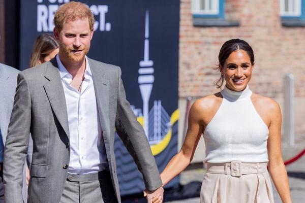 Komentator Kerajaan Ungkap Misi Tersembunyi Meghan Markle dan Pangeran Harry