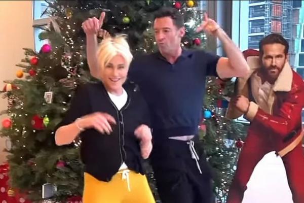 Gaya Hugh Jackman dan Istri Menari Bareng `Ryan Reynolds` di Depan Pohon Natal