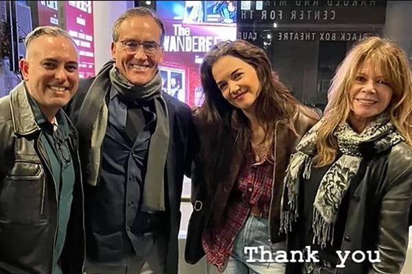 Alumni Dawson`s Creek Dukung Katie Holmes di Panggung Broadway The Wanderers