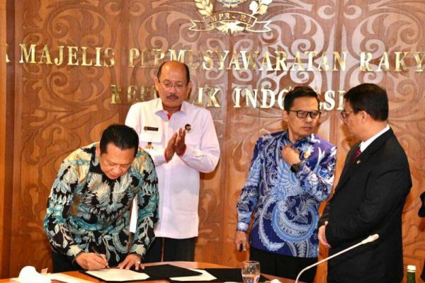 Bamsoet Lakukan Serah Terima Sekretaris Jenderal MPR RI