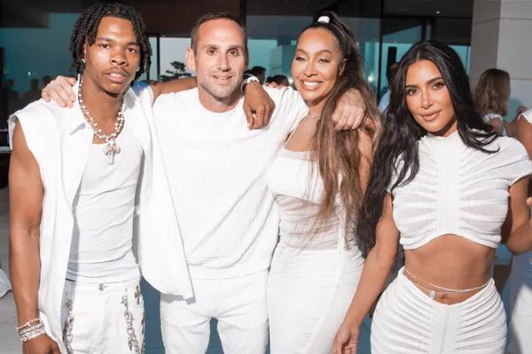 Berpesta Fourth of July di Hamptons, Kim Kardashian Kenakan Sabuk Berlian 17 Karat