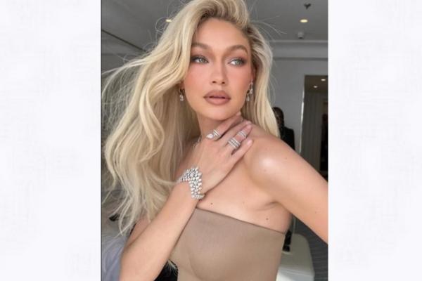 Eye Catching', Adik Laki-Laki Bella dan Gigi Hadid Terlihat Pakai Crossbody  Bag Khas Cewek 