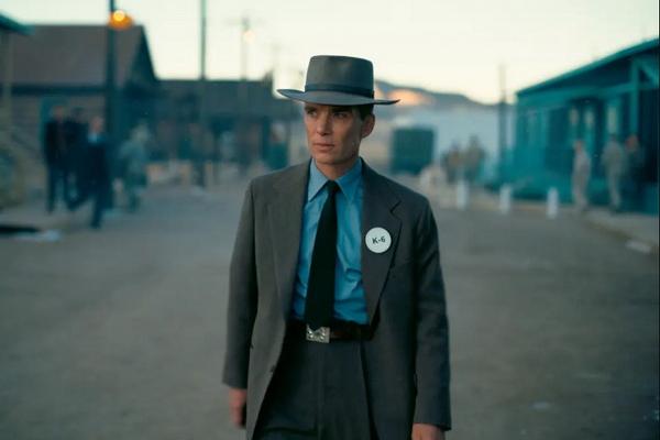 Review Oppenheimer, Christopher Nolan Membuat Psikodrama Sejarah yang Memukau Tanpa Big Bang