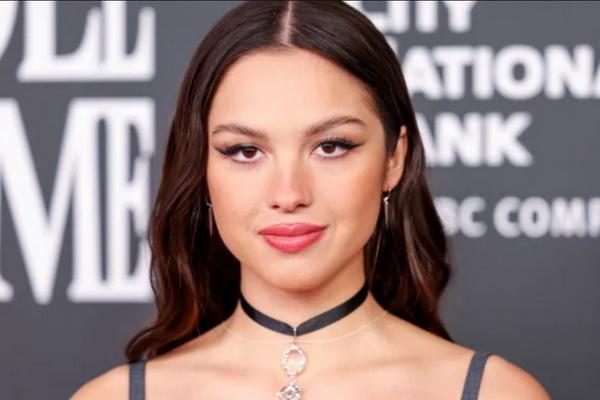 Penggemar Duga Lagu Vampire Olivia Rodrigo Sindir Taylor Swift