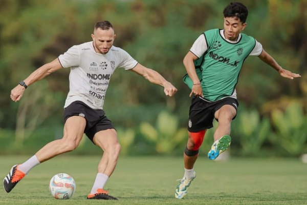 Teco Berikan Latihan Taktikal kepada Bali United