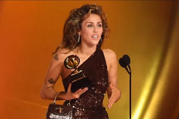 Raih Record of the Year Grammy Awards 2024, Miley Cyrus tak Sebut Nama Ayahnya Billy Ray Cyrus