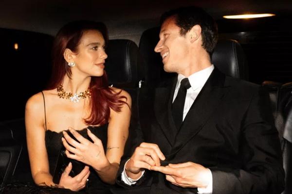 Dua Lipa dan Callum Turner Berpegangan Tangan Hadiri Afterparty BAFTA 2024