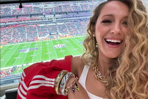 Ingat Suami, Blake Lively Pakai Gelang Persahabatan Deadpool & Wolverine di Super Bowl 2024